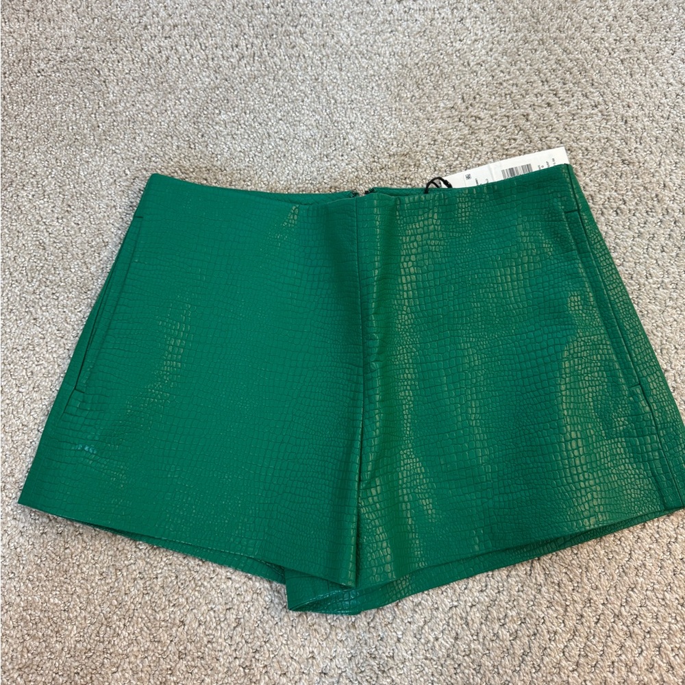 NEW WITH TAGS Alice + Olivia Green Textured Micro Shorts